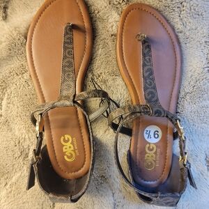 GBG Los Angeles Patterned Brown Sandals